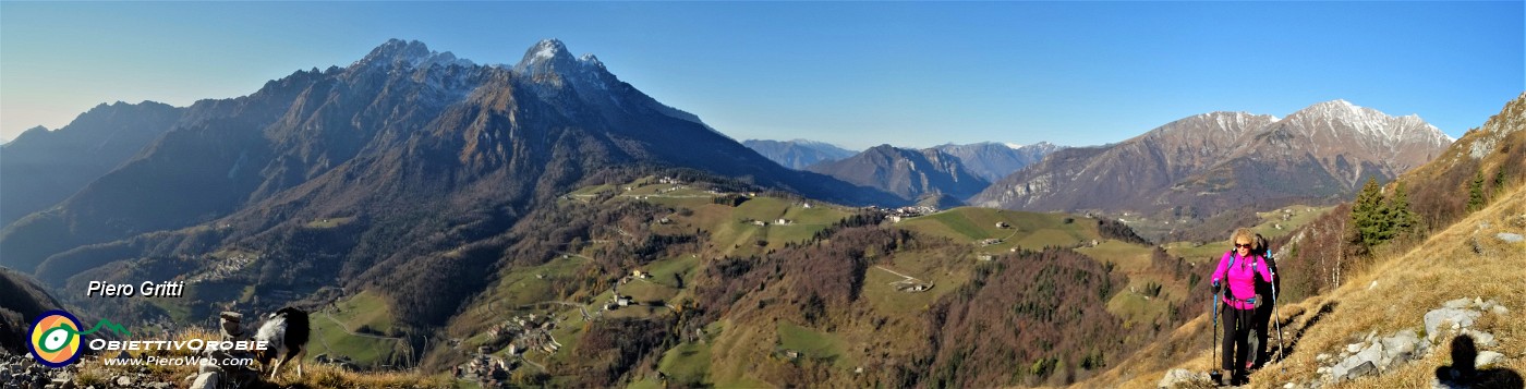 17 Usciti dal bosco si apre il panorama con Alben e Menna.jpg